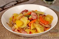 Фото к рецепту: Жаркое с картошкой, колбасой и беконом (в духовке)
