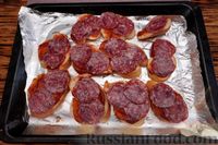 Фото приготовления рецепта: Горячие бутерброды с колбасой, сыром и помидорами (в духовке) - шаг №6