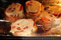Фото приготовления рецепта: Горячие бутерброды с колбасой, сыром и помидорами (в духовке) - шаг №9
