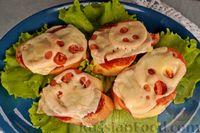 Фото приготовления рецепта: Горячие бутерброды с колбасой, сыром и помидорами (в духовке) - шаг №10