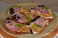 Фото приготовления рецепта: Бутерброды с селёдкой, огурцами и творожным сыром - шаг №11