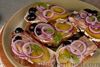 Фото приготовления рецепта: Бутерброды с селёдкой, огурцами и творожным сыром - шаг №12