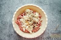 Фото приготовления рецепта: Гнёзда из фарша с помидорами и сыром - шаг №4