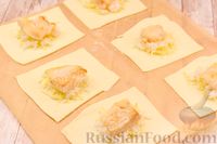 Фото приготовления рецепта: Слоёные пирожки с рыбой, грибами и рисом - шаг №11