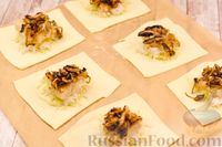 Фото приготовления рецепта: Слоёные пирожки с рыбой, грибами и рисом - шаг №12