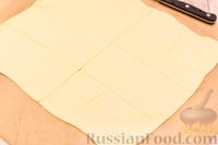Фото приготовления рецепта: Слоёные пирожки с рыбой и картофелем - шаг №7