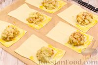 Фото приготовления рецепта: Слоёные пирожки с рыбой и картофелем - шаг №9