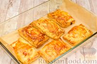 Фото приготовления рецепта: Слоёные пирожки с рыбой и картофелем - шаг №12