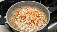 Фото приготовления рецепта: А-ля тайский суп с кинзой, рисом и грибами - шаг №11