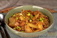 Фото к рецепту: Рагу с картошкой, квашеной капустой и грибами (в духовке)