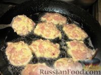 Фото приготовления рецепта: Куриные котлеты с брокколи, тушенные с овощами - шаг №3
