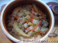 Фото к рецепту: Картофель с овощами и грибами в горшочках