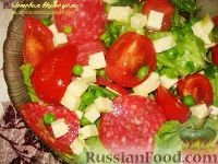 Фото к рецепту: Овощной салат с салями и сыром