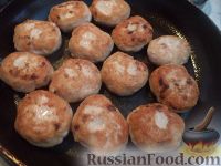 Фото приготовления рецепта: Дрожжевые пирожки с картошкой и грибами (в духовке) - шаг №15