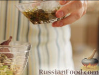 Фото приготовления рецепта: Салат с голубым сыром и заправкой "Винегрет" - шаг №4