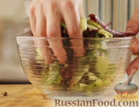 Фото приготовления рецепта: Салат с голубым сыром и заправкой "Винегрет" - шаг №5