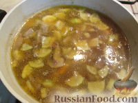 Фото приготовления рецепта: Грибной суп с чечевицей - шаг №3