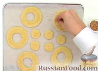 Фото приготовления рецепта: Сырное печенье - шаг №10