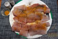 Фото приготовления рецепта: Рыба, запечённая с грибами и зелёным горошком в сливочном соусе - шаг №3