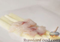 Фото приготовления рецепта: Сибас на спарже под мятным соусом - шаг №12