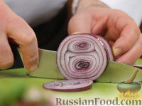 Фото приготовления рецепта: Салат из зелени со скумбрией горячего копчения - шаг №4