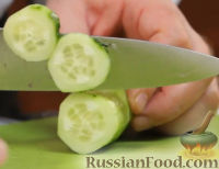 Фото приготовления рецепта: Салат из зелени со скумбрией горячего копчения - шаг №5