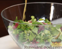 Фото приготовления рецепта: Салат из зелени со скумбрией горячего копчения - шаг №8