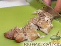 Фото приготовления рецепта: Салат из зелени со скумбрией горячего копчения - шаг №9