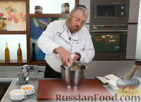 Фото приготовления рецепта: Айвовая курица с медово-ягодным соусом - шаг №12