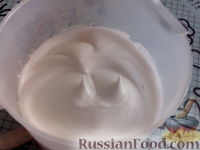 Фото приготовления рецепта: Пирог с ревенем и мягким безе - шаг №13