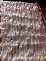 Фото приготовления рецепта: Пирог с ревенем и мягким безе - шаг №16