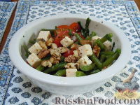 Фото к рецепту: Летний салат с зеленой стручковой фасолью, сыром фета и грецкими орехами