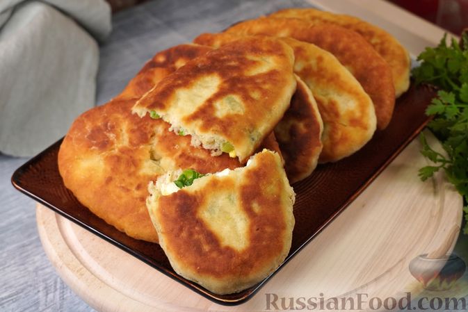 Пирожки с луком и яйцом, жареные на сковороде