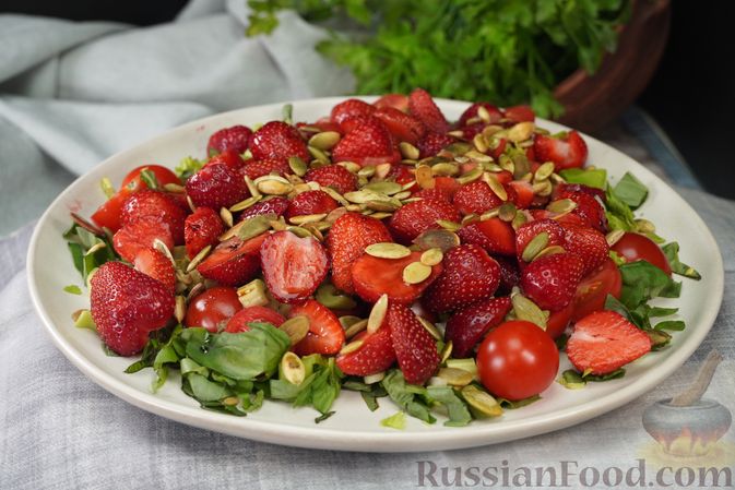 Легкий салат - тартар из помидоров и клубники