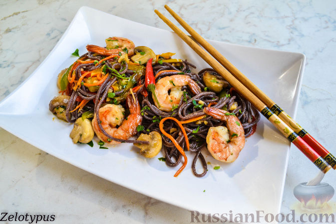 Рецепт Чёрная рисовая лапша с креветками и овощами