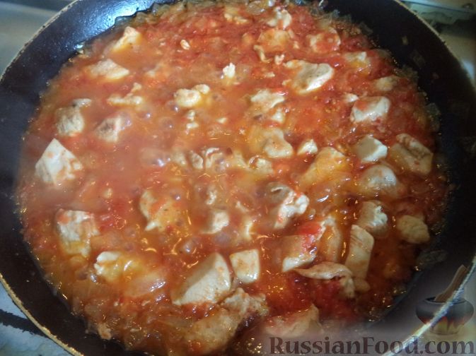 Сытная курица с грибами в томатном соусе