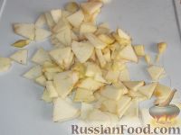 Фото приготовления рецепта: Салат из консервированного тунца с яблоками и сельдереем - шаг №5