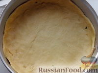 Фото приготовления рецепта: Пирог из творожного теста с зеленым луком, грибами и яйцами - шаг №11