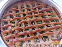 Фото приготовления рецепта: Пирог из творожного теста с зеленым луком, грибами и яйцами - шаг №14