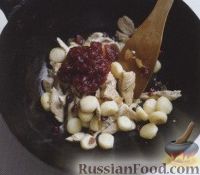 Фото приготовления рецепта: Индюшиное филе с имбирем и каштанами - шаг №3