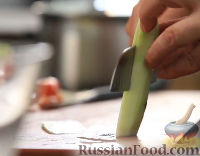 Фото приготовления рецепта: Салат из моркови с яйцами, луком и зелёным горошком - шаг №1