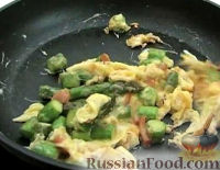 Фото приготовления рецепта: Взбитые яйца (омлет) со спаржей - шаг №9