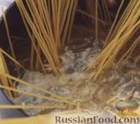 Фото приготовления рецепта: Спагетти с петрушкой и сыром - шаг №1