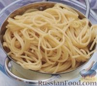 Фото приготовления рецепта: Спагетти с петрушкой и сыром - шаг №2