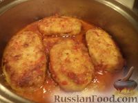 Фото приготовления рецепта: Рыбные котлеты под томатным соусом - шаг №13