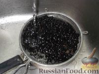 Фото приготовления рецепта: Варенье из черной смородины «Пятиминутка» - шаг №2
