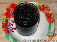 Фото приготовления рецепта: Варенье из черной смородины «Пятиминутка» - шаг №6