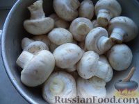 Фото приготовления рецепта: Огурцы, маринованные с вишней, на зиму - шаг №1