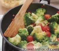 Фото приготовления рецепта: Макароны с помидорами и брокколи - шаг №3