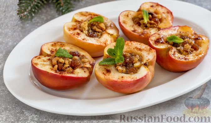 Запеченные яблоки с изюмом, корицей и медом